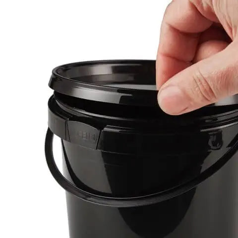 1 Litre Black Tub Complete with 131mm Black Lid and Plastic Handle Invopak